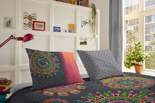 Traumschloss Comfort Flanell Bettwäsche - Izett - bunte Mandalas auf dunklem Hintergrund 155x220 / 80x80